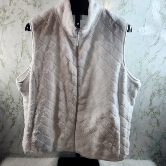 Time and Tru Jackets & Coats Time And Tru White Soft Fur Zip Vest